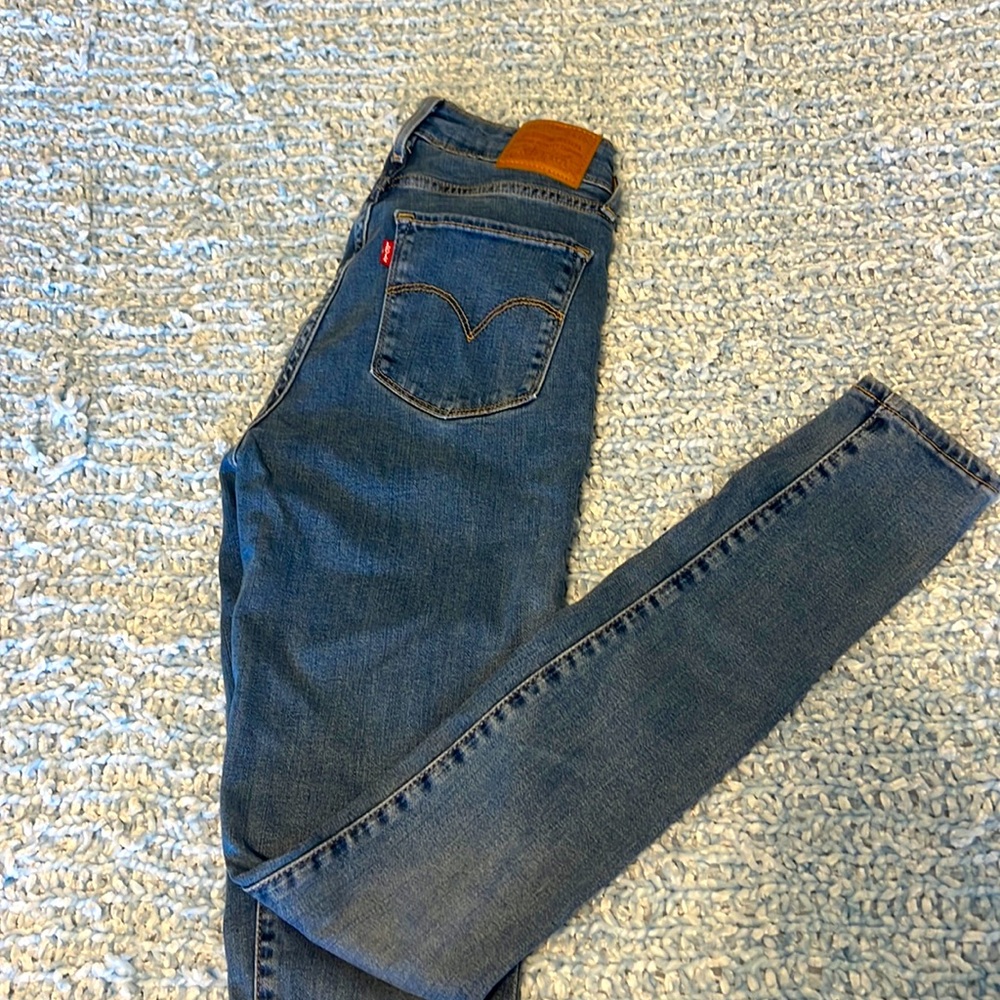 Women’s Levi Jeans. Medium wash. High Rise Skinny. Size 25